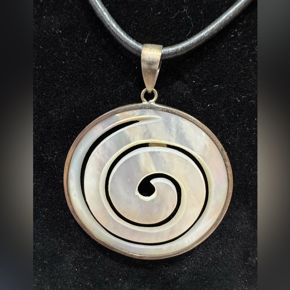 White Spiral shell Pendant Necklace & earrings w/ sterling silver clasp & bezel - Picture 2 of 5